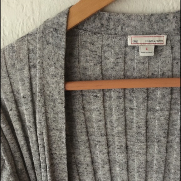 Long gray Gap button up throw over - Picture 3 of 6